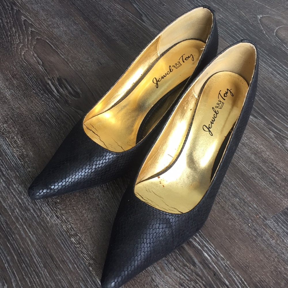 Black snake skin print pumps